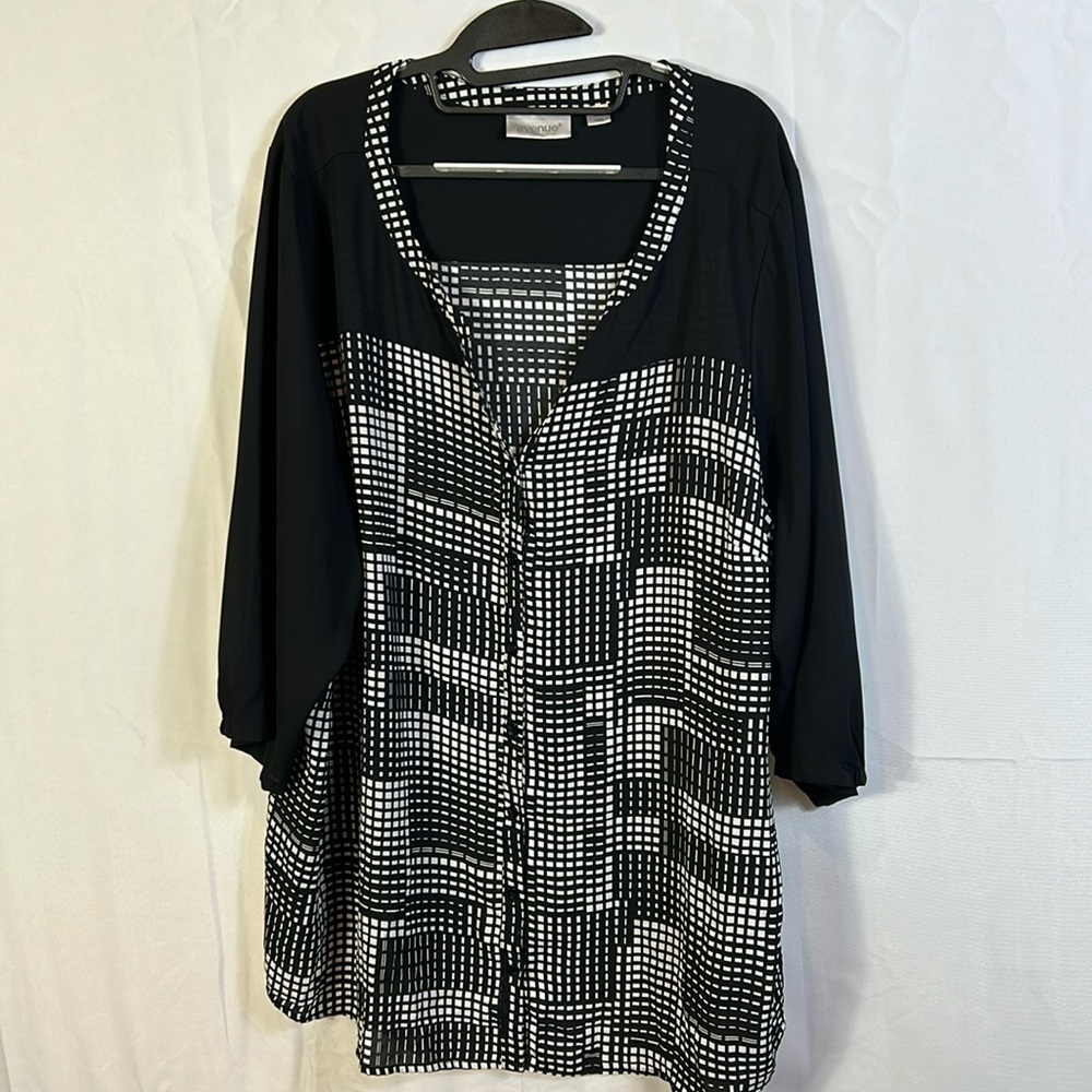 Avenue Black and White Sheer Blouse Size 26/28 Button Down Like New